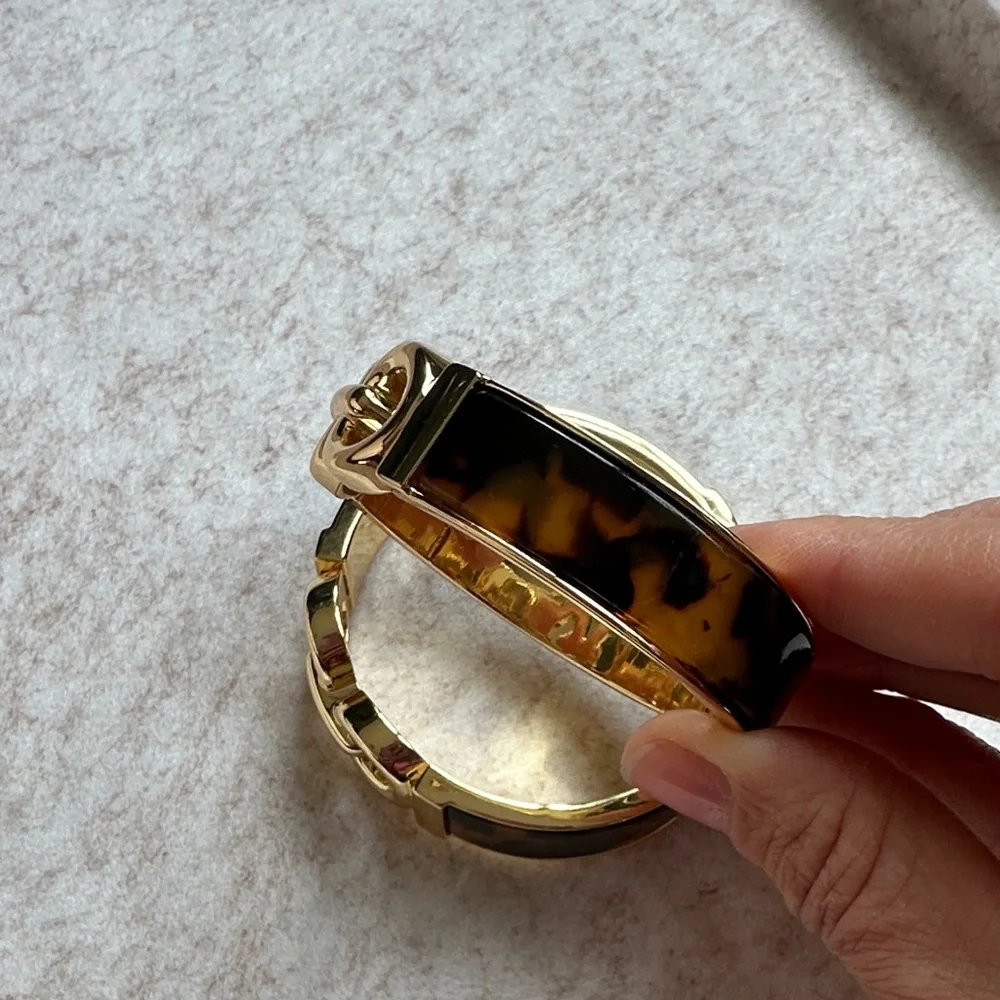 Elegant Gold and Tortoise Shell Women's Bracelet Set - Picture 3 of 6